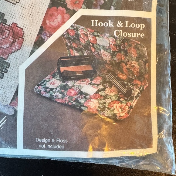 💙 NEW Cross-Stitch Kit Cosmetic Pouch, DIY design + floral pouch, Charles Craft - Picture 3 of 5
